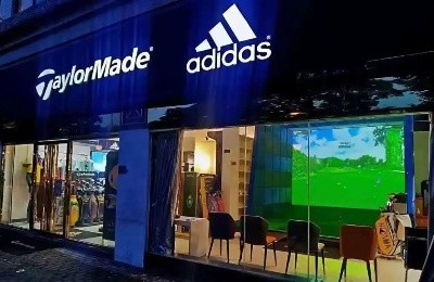 高爾夫球具店新潮流？高爾夫模擬器強強聯(lián)合，助你打好球！