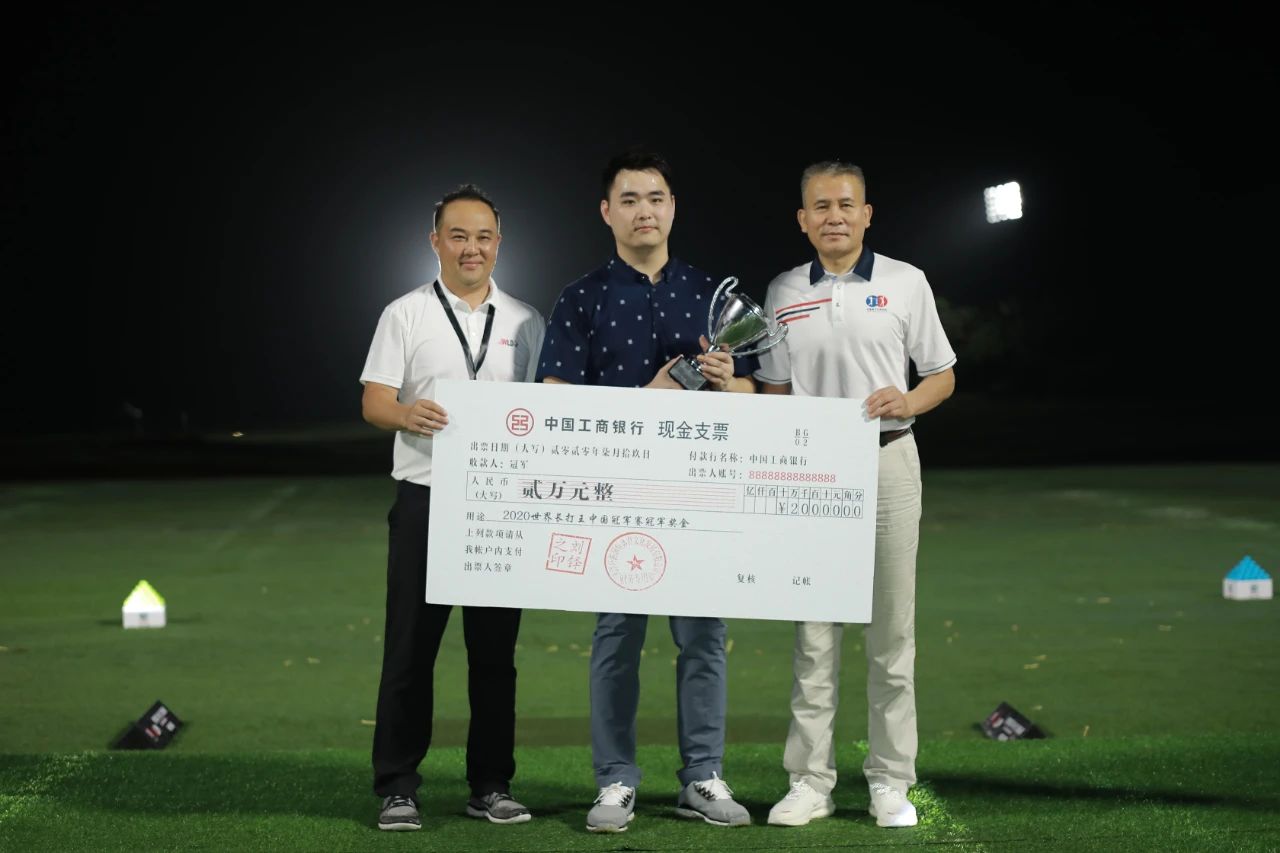 中國高爾夫球協(xié)會(huì)秘書長 龐政 花生游體育旅行網(wǎng) 總經(jīng)理 劉鐸為吳迪頒獎(jiǎng).jpg